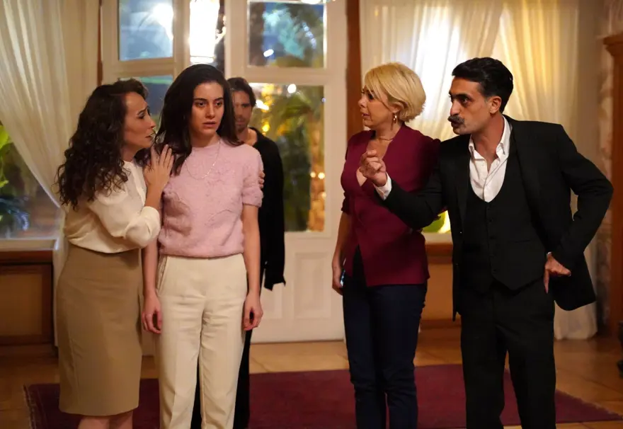 Yalı Çapkını'nın yeni bölümü yarın! Suna ve Kaya evlilik yolunda 3
