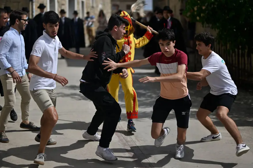 En ilginç festival: 'Şeytan', bebeklerin üzerinden atladı 12