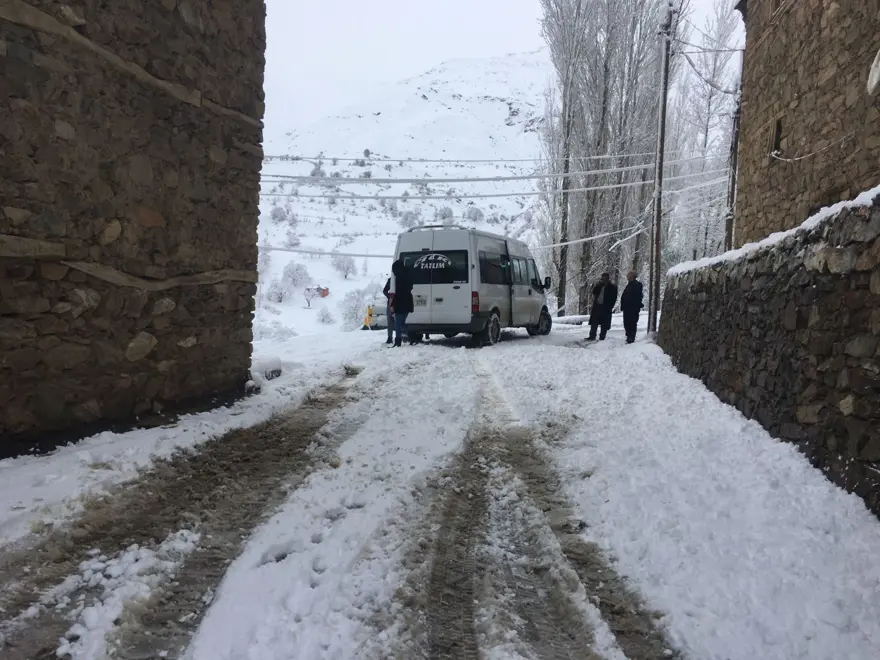 Van'da kar yolları kapattı: 83 yerleşim yerine ulaşım yok 3 Van'da kar yolları kapattı: 83 yerleşim yerine ulaşım yok 3
