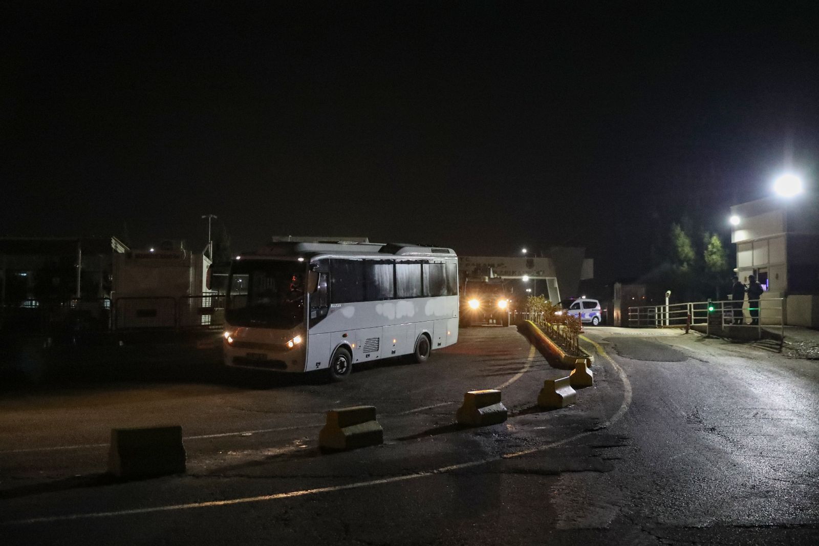 Narin cinayetinde düğüm çözülüyor: Tutuklu sanıklar ikinci duruşma için adliyeye götürüldü