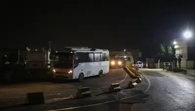 Narin cinayetinde düğüm çözülüyor: Tutuklu sanıklar ikinci duruşma için adliyeye götürüldü