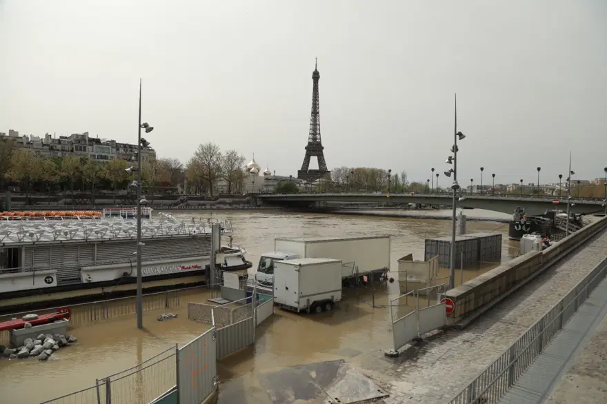 Paris'te Seine Nehri yükseldi 4