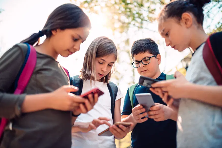ÇOCUKLAR VE AKILLI TELEFON KULLANIM ORANLARI 4 ÇOCUKLAR VE AKILLI TELEFON KULLANIM ORANLARI 4