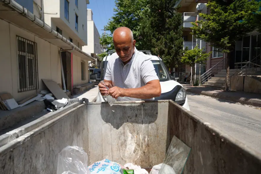Çöpten topladığı camları sanata dönüştürüyor: "Bu eserlere talep çok" 8 Çöpten topladığı camları sanata dönüştürüyor: "Bu eserlere talep çok" 8