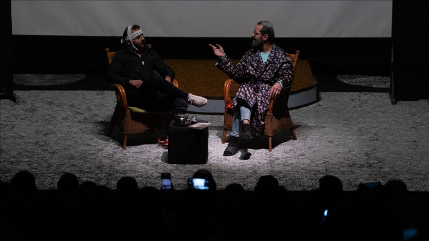 İKİZ KARDEŞLER SAHNEDE 