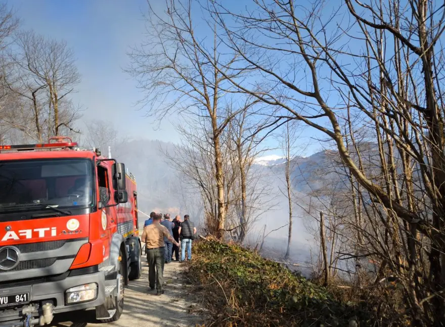Trabzon’da örtü yangını: Ekipler müdahale ediyor 1