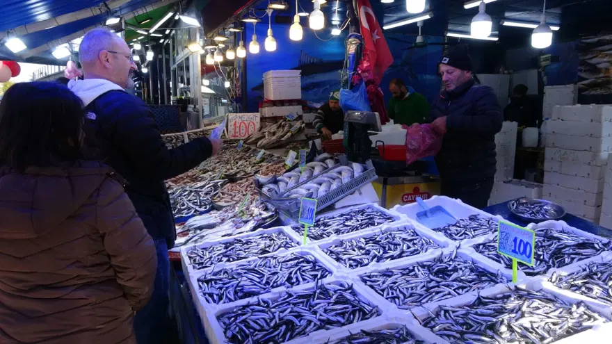 Soğuk hava balık tezgahlarına bolluk getirdi: Hamsi 100 liraya düştü! Soğuk hava balık tezgahlarına bolluk getirdi: Hamsi 100 liraya düştü!