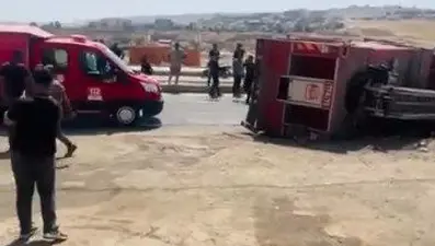 Yangına müdahaleye giden itfaiyeciler kaza yaptı: Beş yaralı