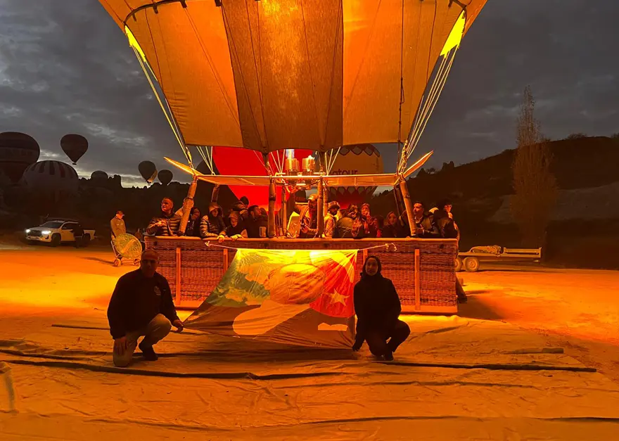 Kapadokya'da balonlar Türk bayrakları ve Atatürk posteri ile uçtu 