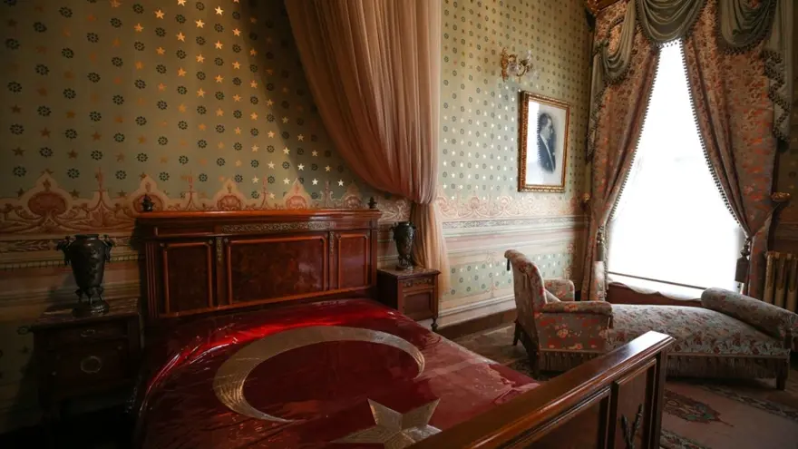Dolmabahçe Sarayı: Büyük Önder Atatürk'ün son günlerini geçirdiği yer 17 Dolmabahçe Sarayı: Büyük Önder Atatürk'ün son günlerini geçirdiği yer 17