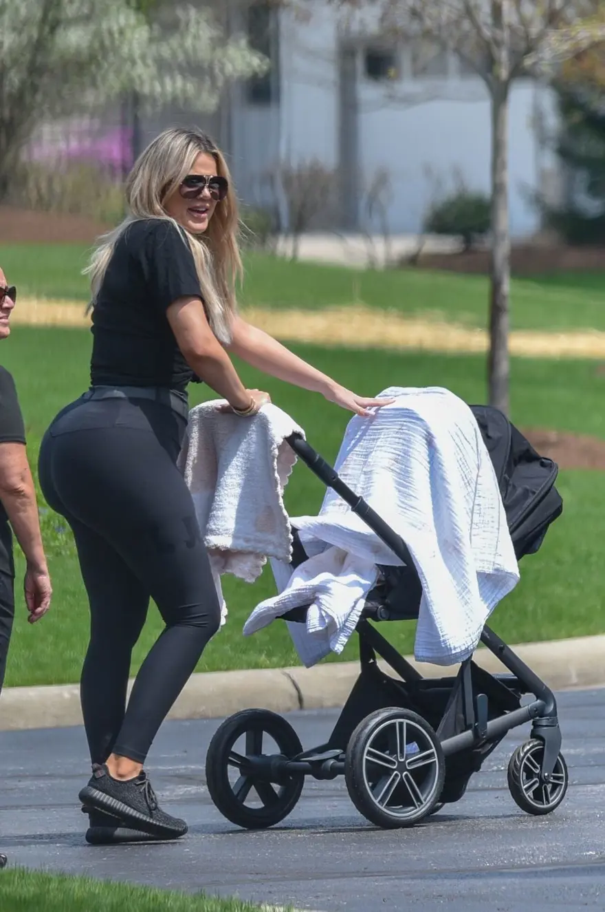 Khloe Kardashian ilk kez bebeğiyle 