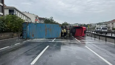 D-100 Karayolu'nda TIR devrildi: Yol trafiğe kapatıldı