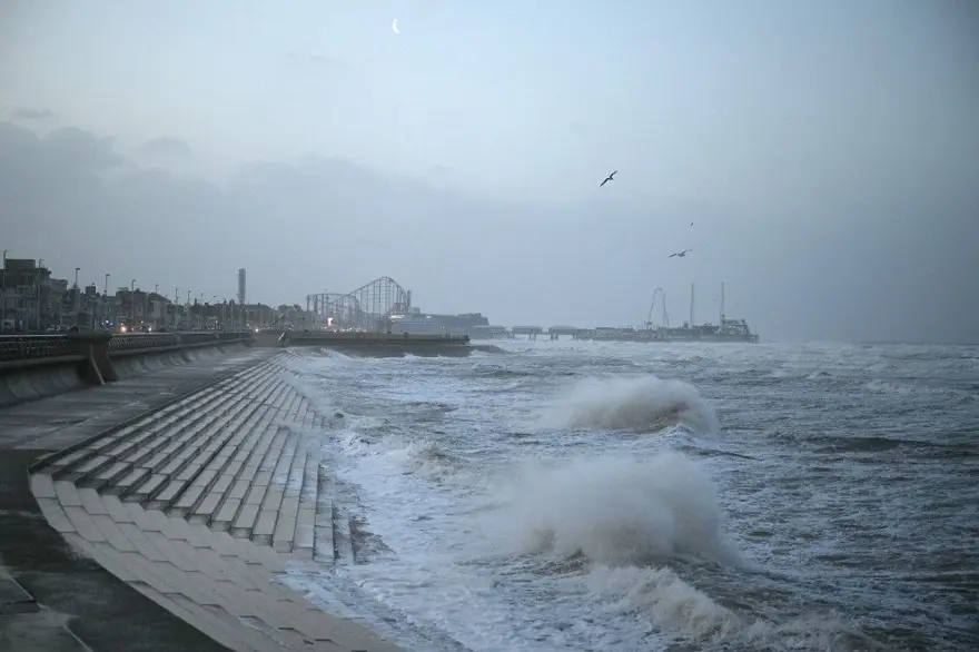 Yüzyılın en güçlü fırtınası: Rüzgar rekor kırdı, evler elektriksiz kaldı! 6