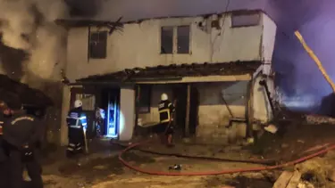 Samsun'da 2 katlı ahşap ev alevlere teslim oldu