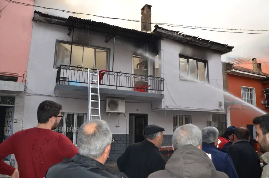 İki katlı ev alev alev yandı 5