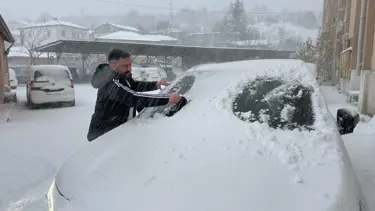 Gece başlayan yağmur, sabah kar yağışına döndü: Şehir beyaza büründü
