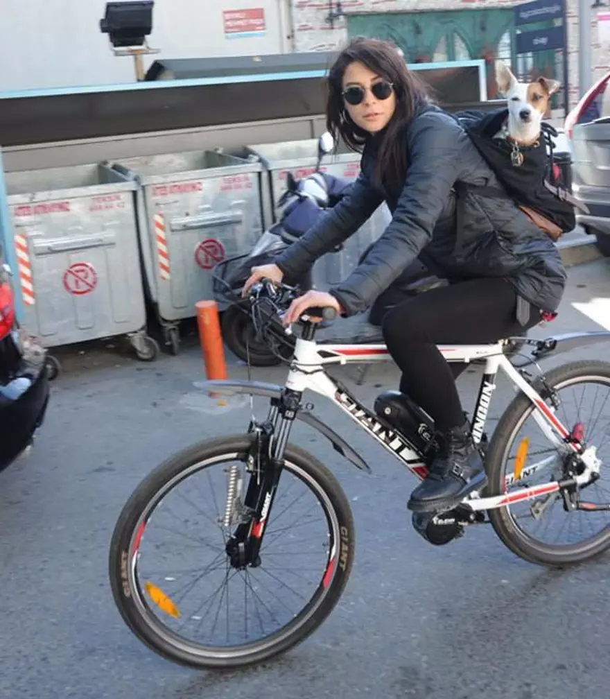 Oyuncu Merve Boluğur otobüste (Toplu taşıma kullanan ünlüler) 89