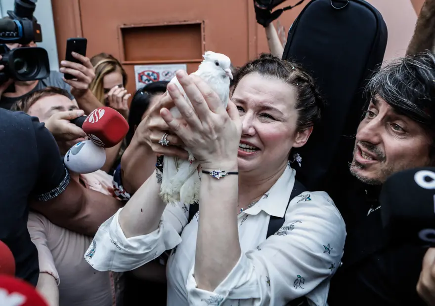 Deniz Seki tahliye oldu (Cezaevinden beyaz güvercinle çıktı) 4