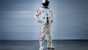 İnsanı uzay aracına çeviren kostüm