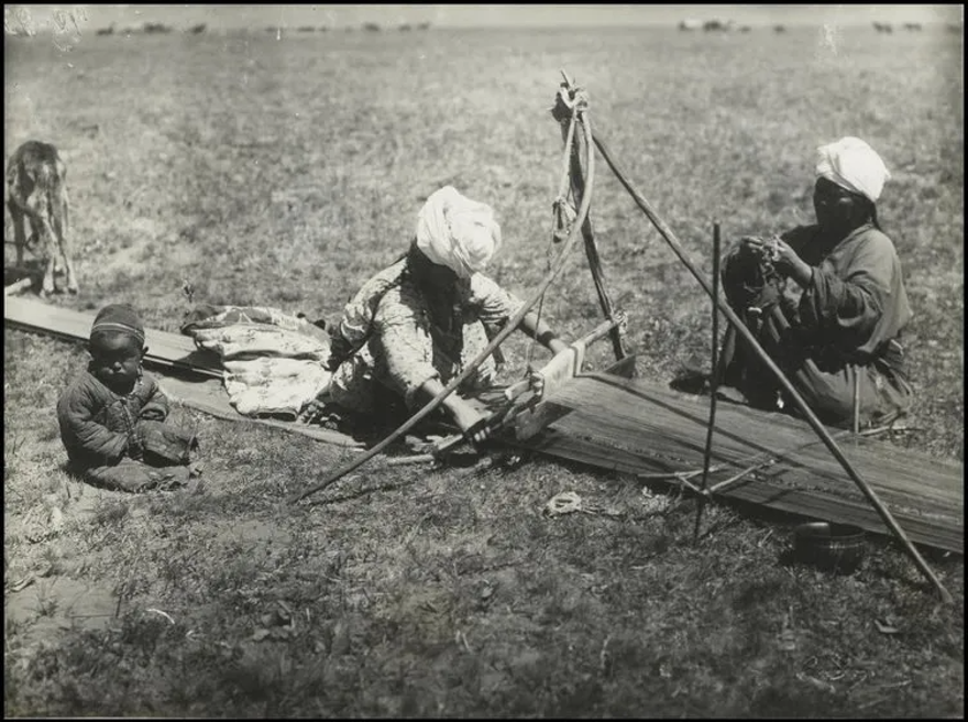 Bilim kurgu değil Türk boylarının 111 yıllık fotoğrafları. Gizemli heykeller, gelişmiş aletler, tanıdık kıyafetler (106 fotoğrafla gizemli Türk tarihi) 63