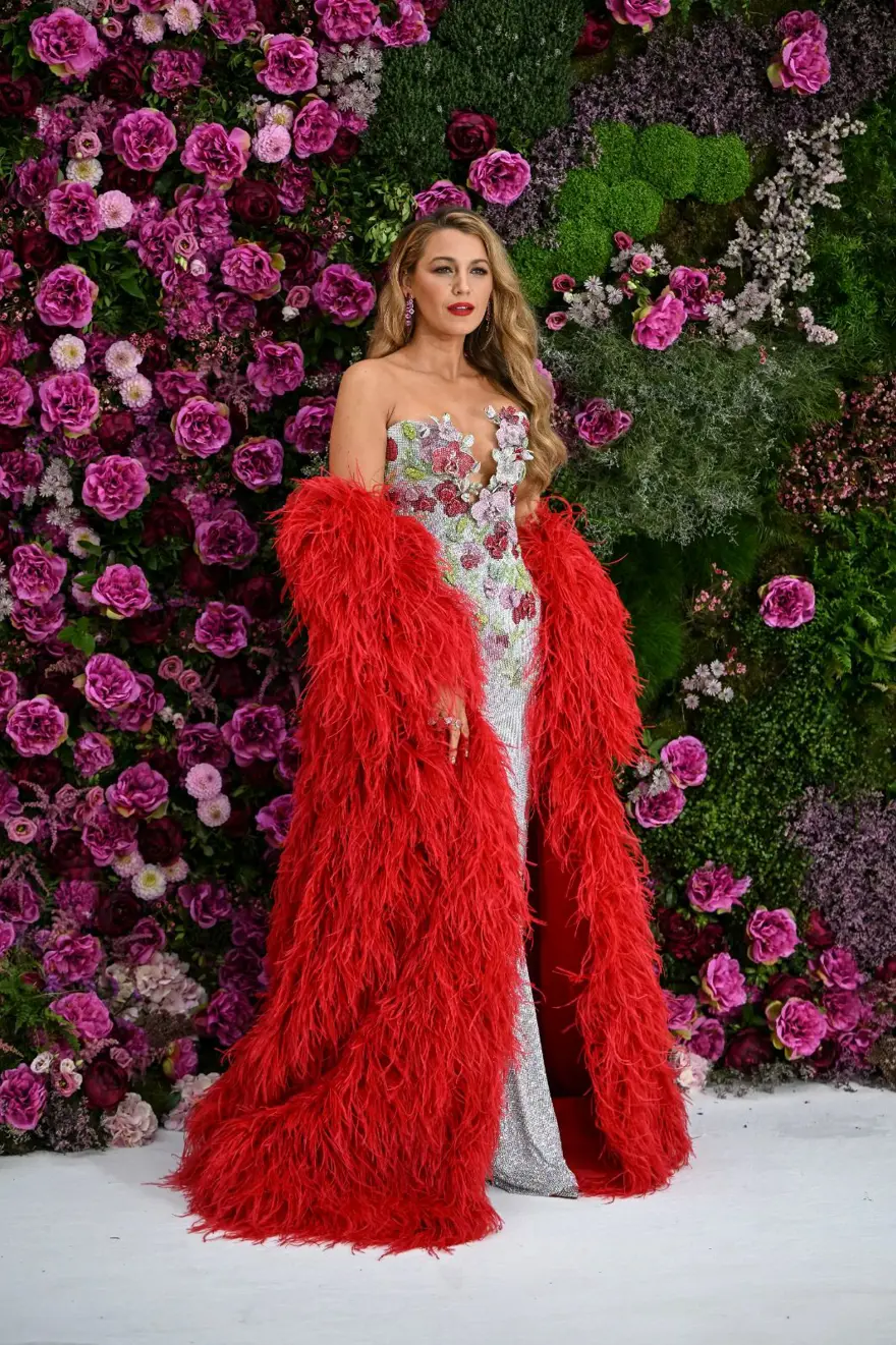 Kırmızı halı adeta çiçek bahçesine döndü! Blake Lively'nin stili tam not aldı 1