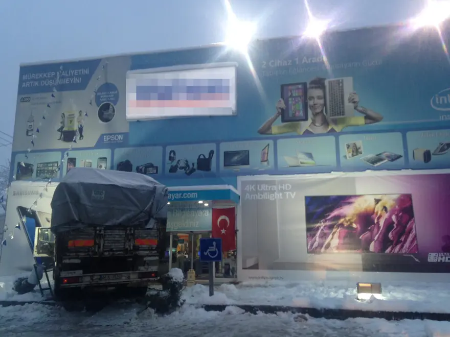 Kamyonunu, arızalanan telefonunu aldığı mağazaya sürdü 1