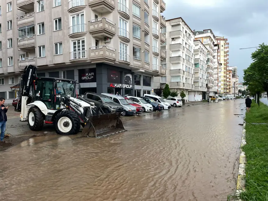 Rize'de sağanak ve heyelan: 11 ev boşaltıldı, karayolu çöktü 2