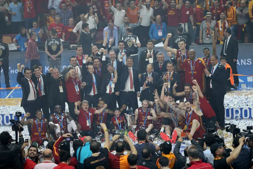Galatasaray Odeabank, şampiyonluk kupasını kaldırdı 5