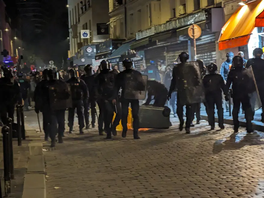 Fransa'da halk geceyi sokakta geçirdi: Aşırı sağa karşı öfke büyüyor 4