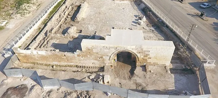 TARİHE IŞIK TUTAN ANTİK KENT 21 TARİHE IŞIK TUTAN ANTİK KENT 21