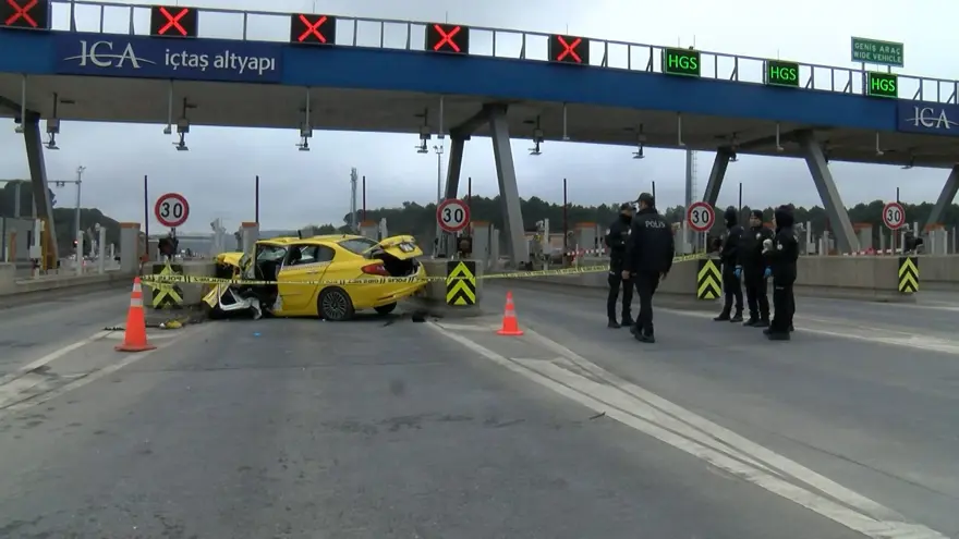 Kuzey Marmara Otoyolu’nda taksi gişelere çarptı: 1 ölü, 1 ağır yaralı 