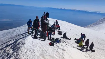 Haziran’da ayında kayak keyfi! Zirve tırmanışından sonra yaptılar