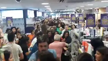 Kozmetik mağazasında indirim izdihamı: Vatandaşlar birbirine girdi