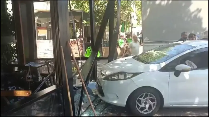 Bursa'da otomobil kafeye daldı: Facianın eşiğinden dönüldü 4