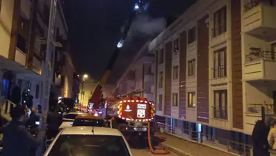 Çekmeköy'de çatı katı alevlere teslim oldu