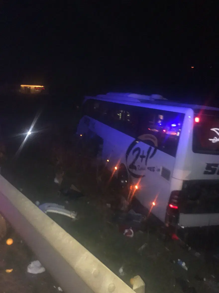 Bursa'da yolcu otobüsü tarlaya uçtu: 12 yaralı 2