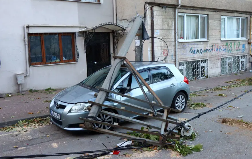 Bursa’da lodos etkili oldu (Elektrik direği ve ağaç araçlarınüzerine devrildi) 1