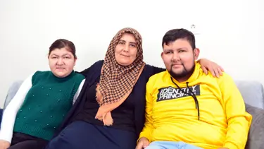 Engelli 2 çocuğuna göz oldu; biri üniversiteyi bitirdi, diğeri lise öğrencisi