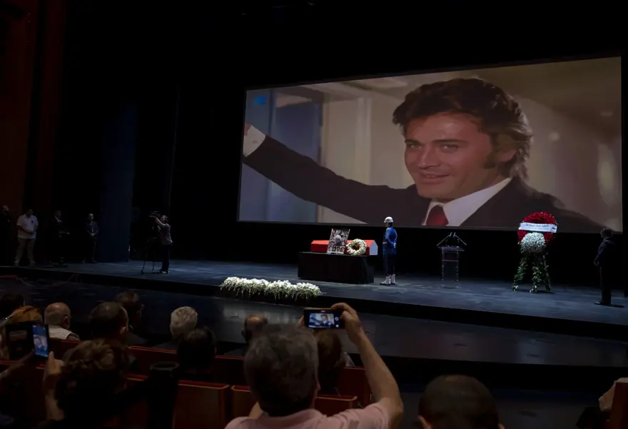 Cüneyt Arkın'ı binlerce kişi gözyaşlarıyla uğurladı 19 Cüneyt Arkın'ı binlerce kişi gözyaşlarıyla uğurladı 19