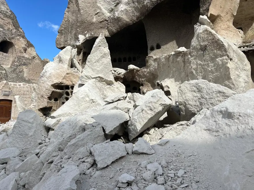 Kapadokya'da peribacası yıkıldı 1