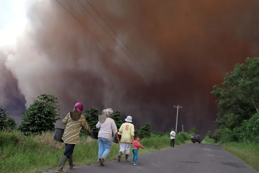 Sinabung binlerce kişiyi evinden etti 6