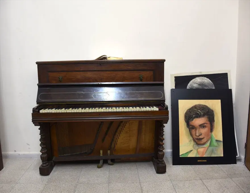 Zeki Müren'in sahne kıyafetleri memleketinde korunuyor 1