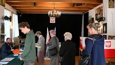 Polonya, cumhurbaşkanı seçiminin 2'nci turu için sandık başında