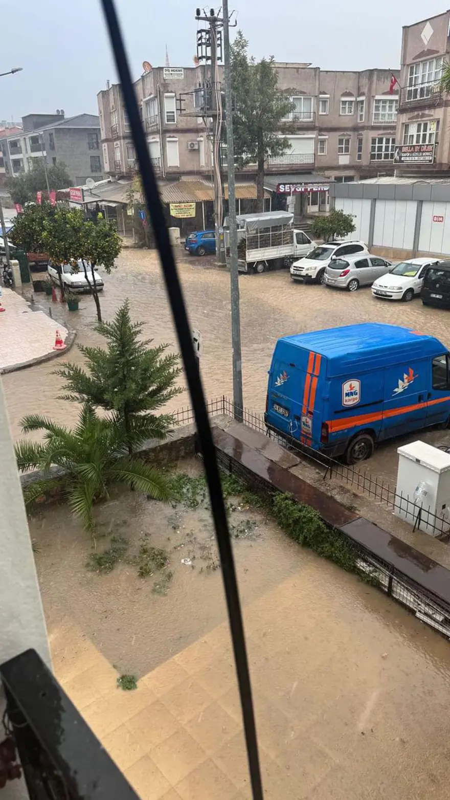 Çeşme'de sokaklar göle döndü 6