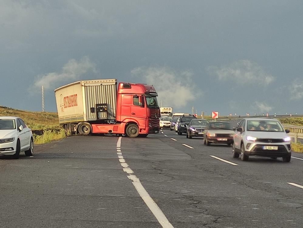 TIR kaydı, yol kapandı: Uzun araç kuyrukları oluştu
