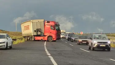 TIR kaydı, yol kapandı: Uzun araç kuyrukları oluştu