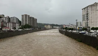 Şiddetli yağmur sokakları göle çevirdi, yollar kapandı, toprak kaymaları meydana geldi! Tahliye çalışmaları aralıksız sürüyor
