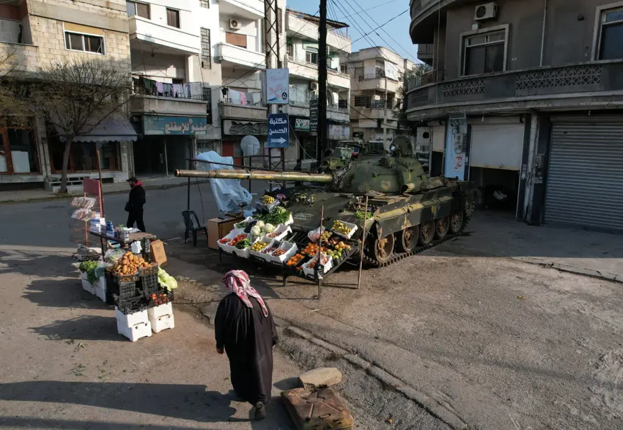 Suriyeli esnaf Esad'ın tanklarını manav tezgahına çevirdi 8 Suriyeli esnaf Esad'ın tanklarını manav tezgahına çevirdi 8