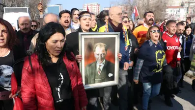 Türk bayrakları ve Atatürk posterleriyle Anıtkabir'e yürüdüler