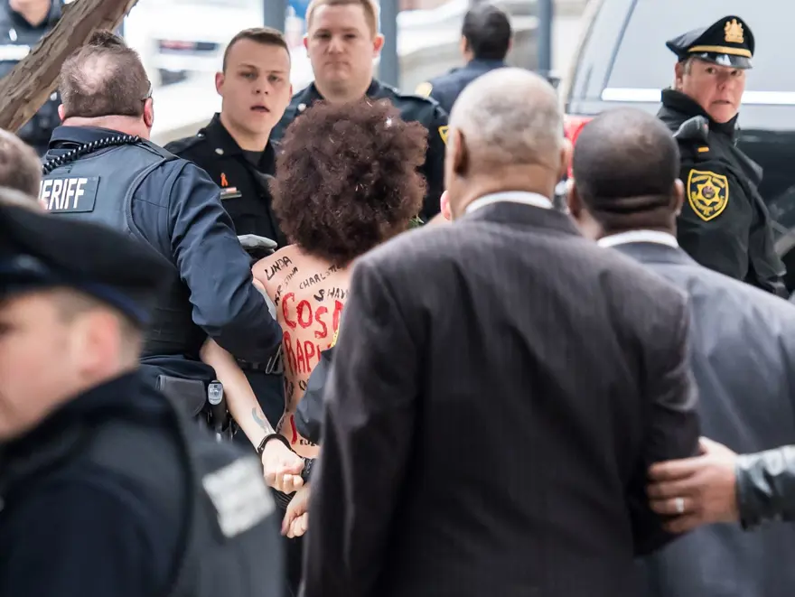 Bill Cosby’ye Cosby Ailesi dizi oyuncusundan üstsüz protesto 4